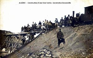 ALGERIE - CONSTRUCTION D'UNE VOIE - LOCOMOTIVE DECAZEVILLE
